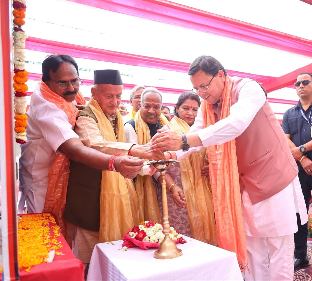 MAHARAJ AGRASHEN IN ASHRAM 