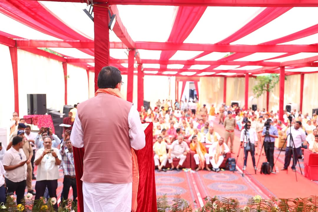 MAHARAJ AGRASHEN IN ASHRAM