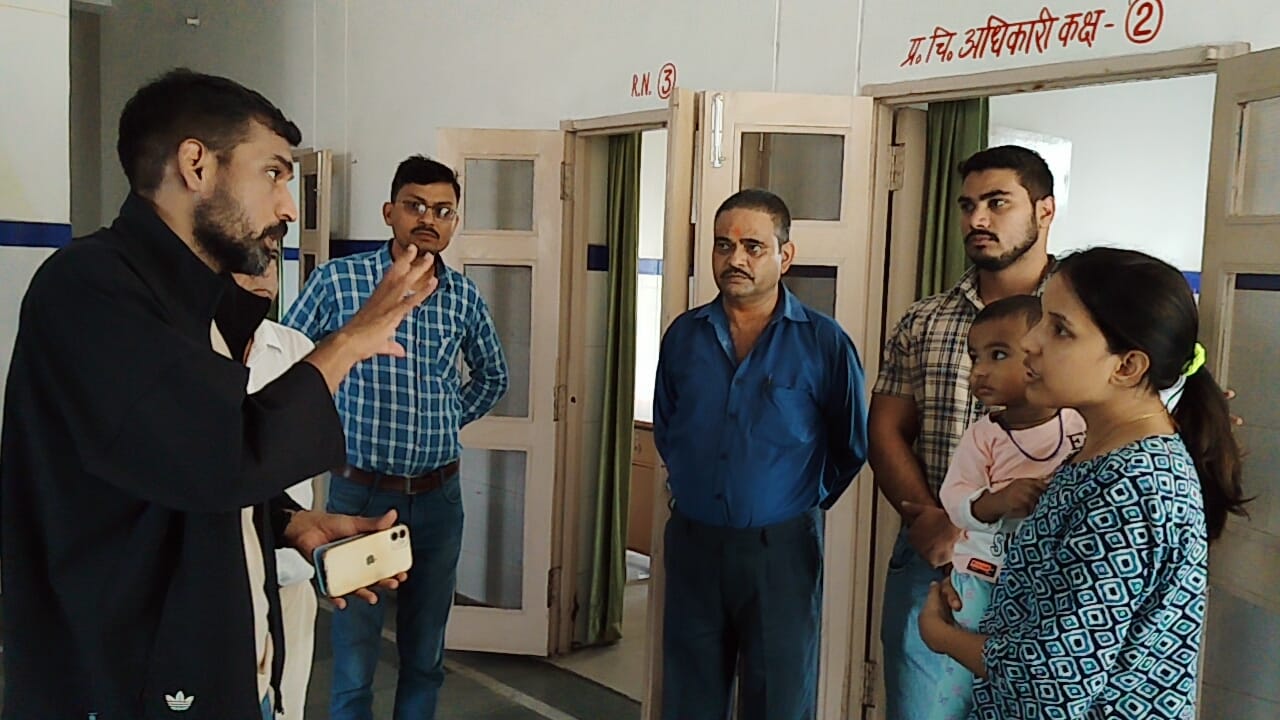 Paudi Garhwal News जिलाधिकारी गढ़वाल ने किया प्राथमिक स्वास्थ्य केंद्र कलालघाटी (कोटद्वार) का स्थलीय निरीक्षण