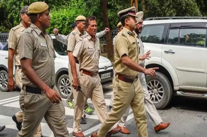 Lucknow news; व्हाटसएप पर उत्तर भेजने वाले नीरज यादव को एसटीएफ ने दबोचा, यूपी पुलिस भर्ती पेपर लीक मामले में बड़ा एक्शन