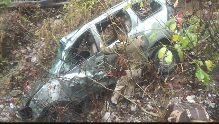 Rishikesh news; चार घायल, नीलकंठ जा रहे यात्रियों की कार खाई में गिरी