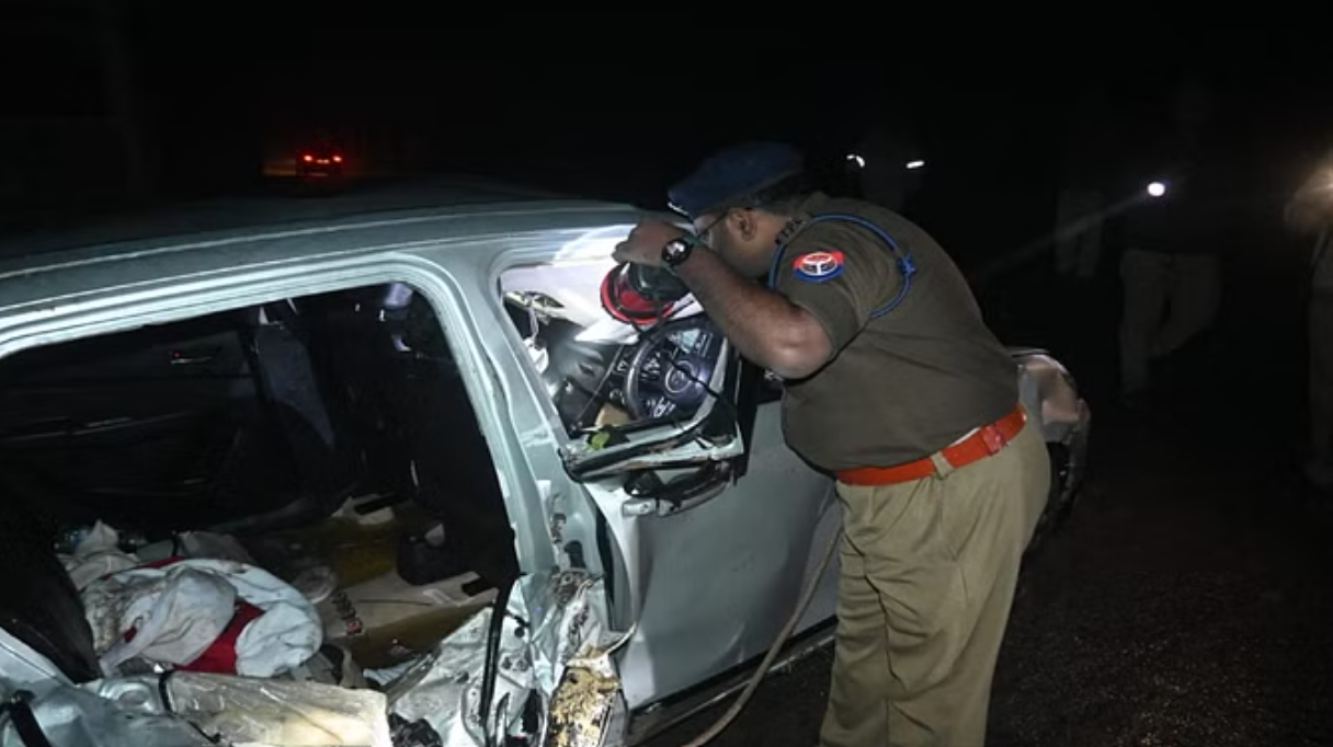 Kanpur news छह की मौत और दो घायल, तिलक समारोह से लौट रही कार बेकाबू होकर नाले में गिरी