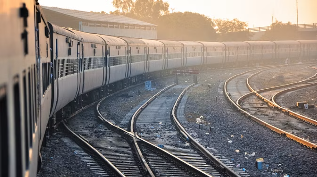 gorakhpur news; आवंटित हुए 30 करोड़ रुपये, ट्रैक का स्लीपर बदल बढ़ाएंगे लखनऊ तक ट्रेनों की रफ्तार