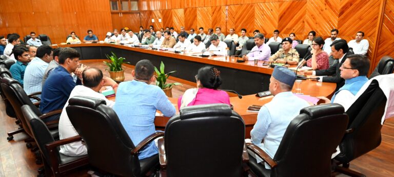 कार्यों को उलझाने के बजाए सुलझाने की प्रवृत्ति रखें अधिकारी