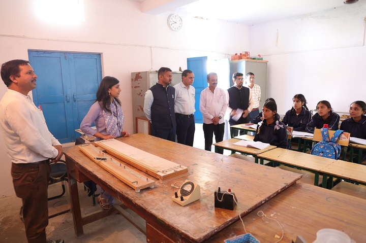 जिलाधिकारी ने किया राजकीय इंटरमीडिएट कॉलेज क्यार्क का भ्रमण, बच्चों से किया संवाद