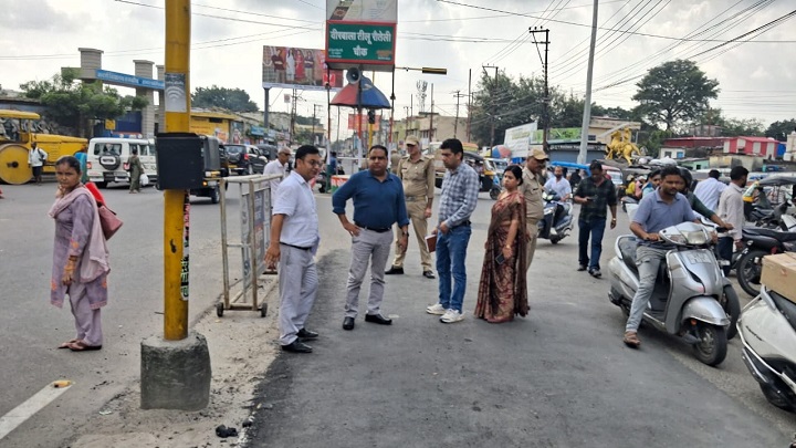 जिलाधिकारी2